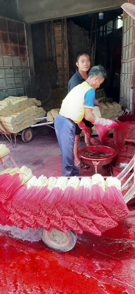 Dying incense sticks at Quang Phu Cau village